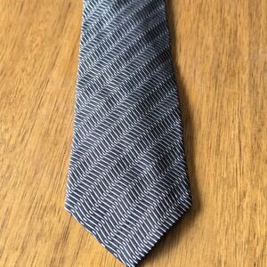 Villa Bugatti Mens Silk Tie Charcoal Grey Silver Textured Chevron Geometric USA